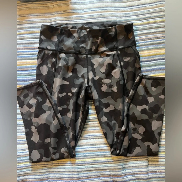 Athleta Pants - Athleta Lightning Camo 7/8 Tight